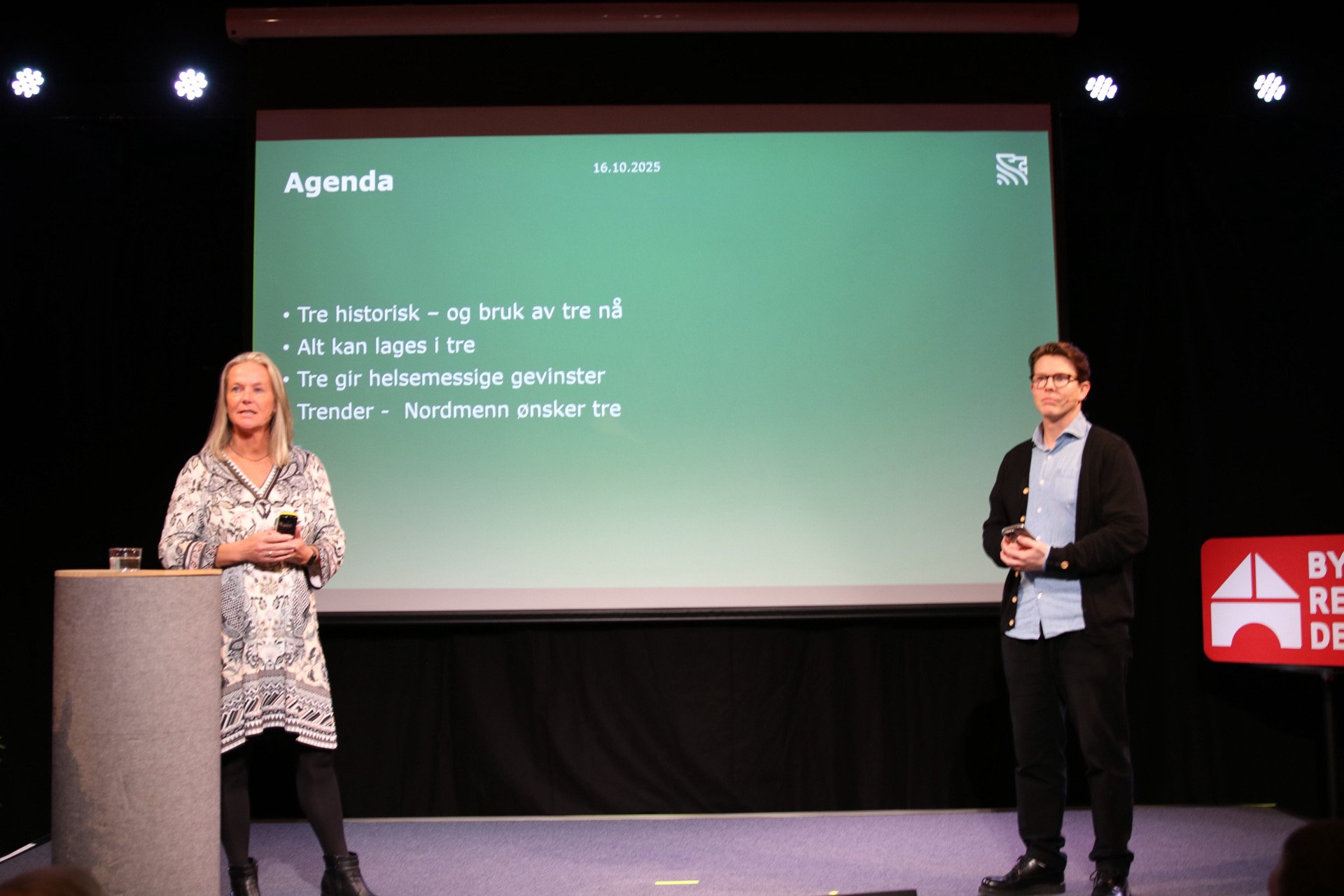 Daglig leder Hilde W Wibe og leder for fag og utvikling Kristoffer Bundlie på scenen under Bygg Reis Deg 2025