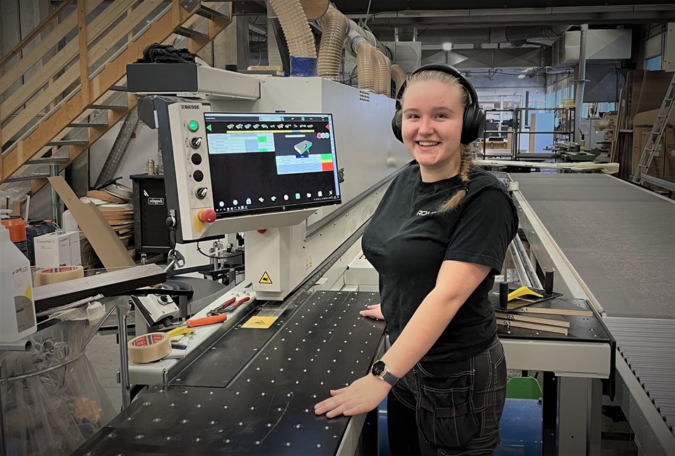 Bilde av Anna Regine Vada Blom (20) er lærling i trevarebedriften Rovde Møbel og Design AS på Sunnmøre, og er en av åtte ungdommer fra hele landet i Norske Trevarers nye ungdomssatsing.