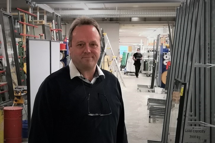 Bilde av Arve Martin Almenning (54) er ny administrernade direktør i familiebedrifta Nordvestvinduet AS på Almenningen i Nordfjord, som starta opp i 1957 og har rundt 100 tilsette.