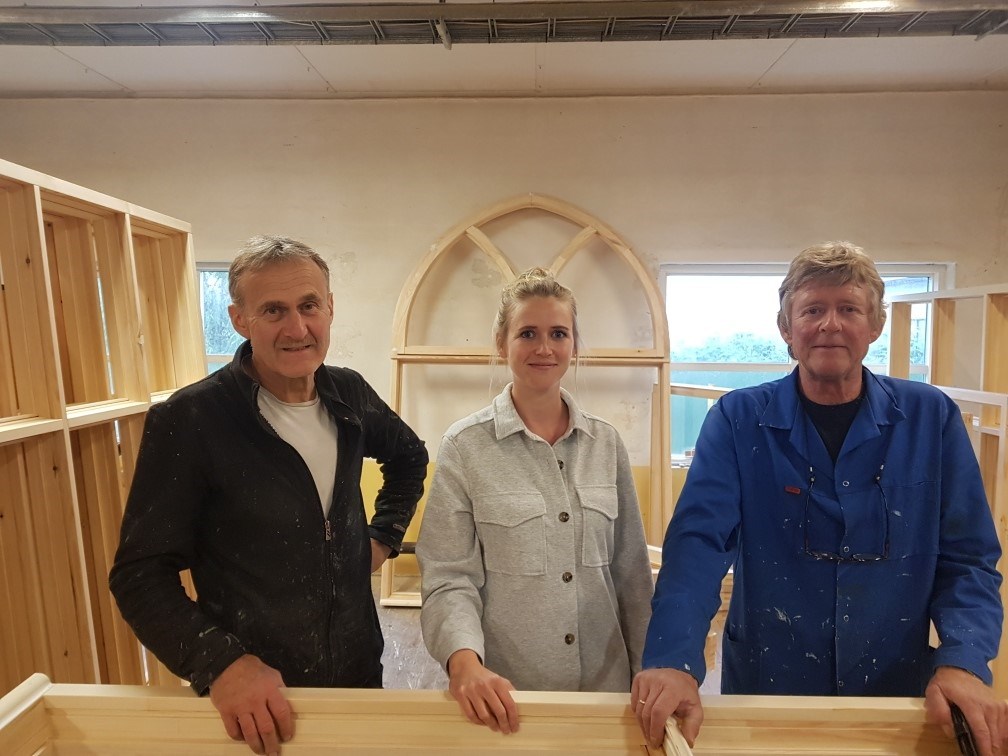Bilde av Sanna Bastiansen (31) driver familiebedriften Bjervamoen Trevare AS sammen med broren Torbjørn (t.v.) og faren Hans Olav.