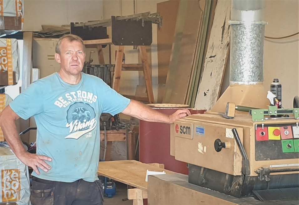 Bilde av Eier og daglig leder i trevarebedriften Slottsgulv AS i Sandefjord, Erling Christensen Moe, ønsker seg bedre tilgang på norsk bjørk som råvare.