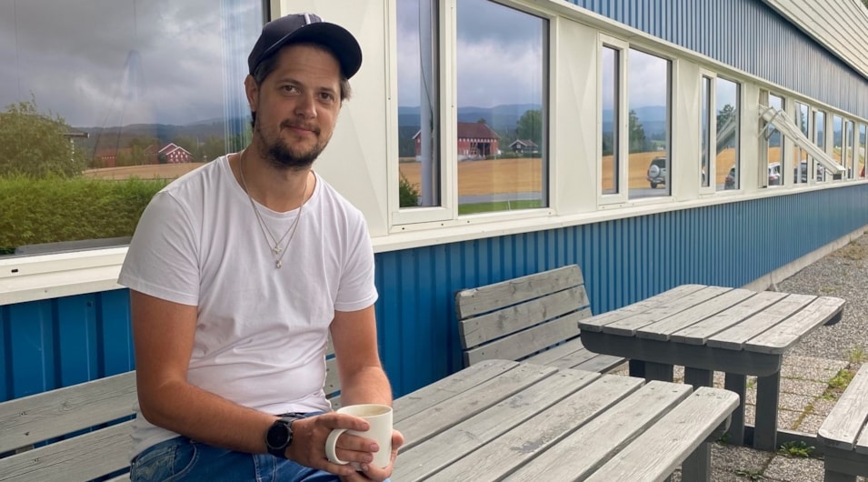 Bilde av Simen Fjerdingstad utenfor bedriften
