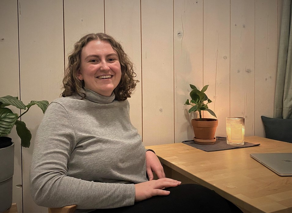 Bilde av Solveig Tjetland (25) er arkitektstudent ved Arkitektur- og designhøgskolen i Oslo (AHO). Hun brenner for at arkitekturen og bruken av tre skal bidra enda mer til et bærekraftig samfunn og et bedre og sunnere liv for oss mennesker.   