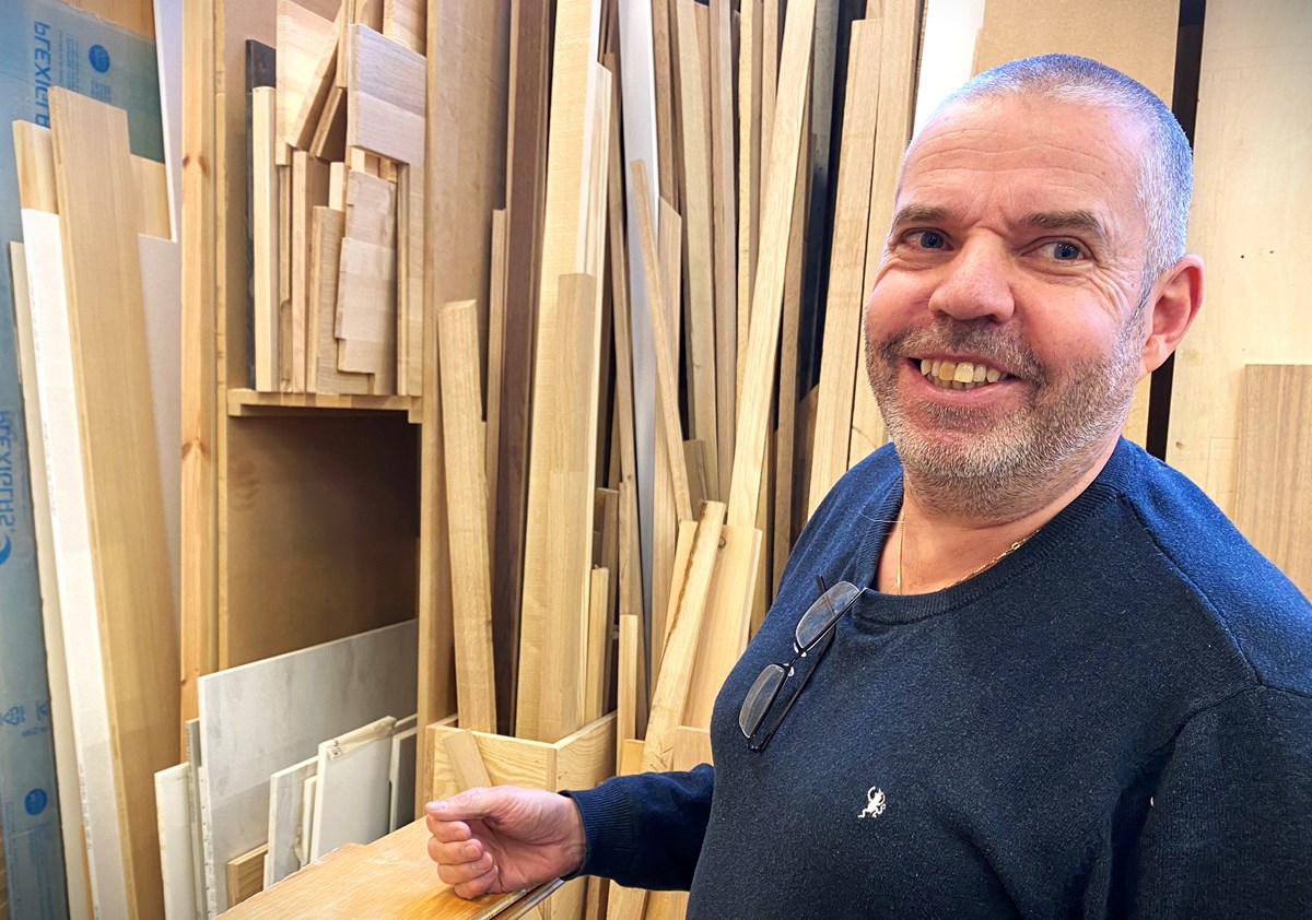 Bilde av Trygve Jensen har jobbet ved Byåsen Trevare AS i godt over 20 år, og er leder for møbelverkstedet ved trønderbedriften.