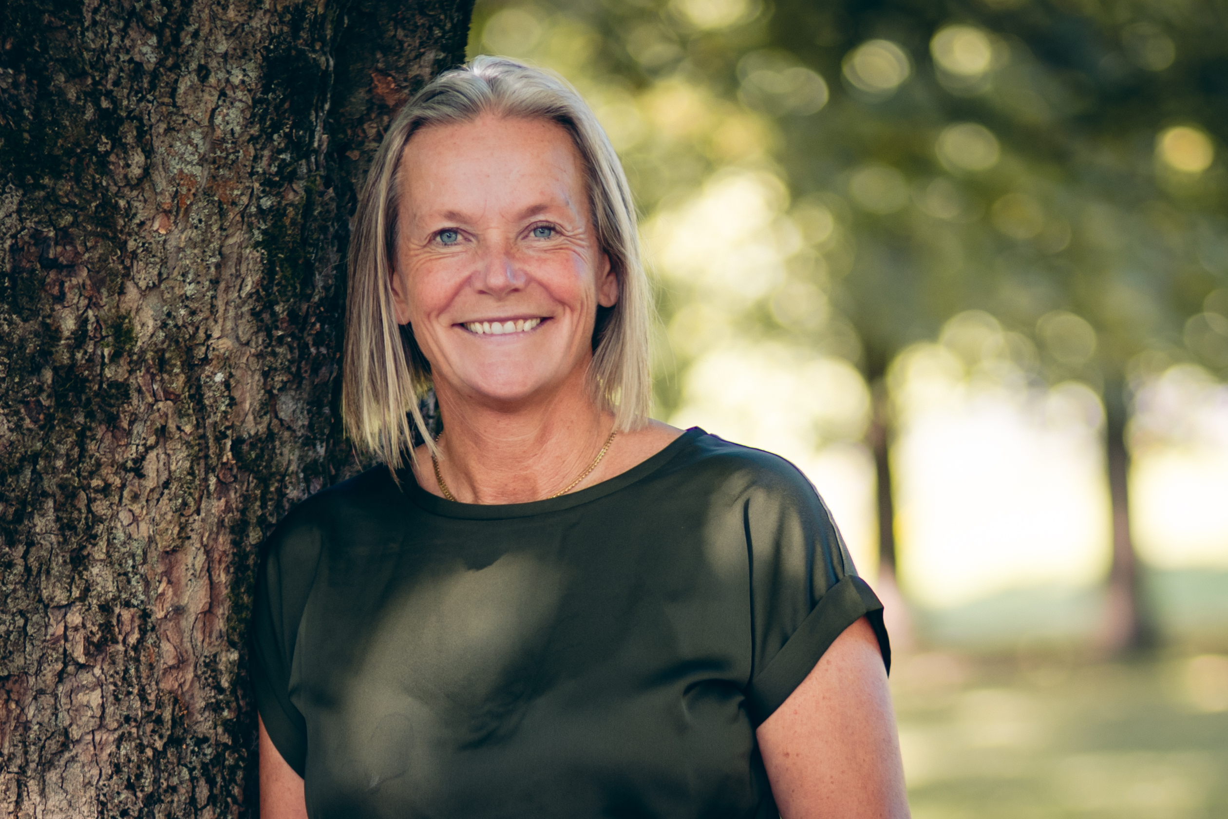 Smilende kvinne